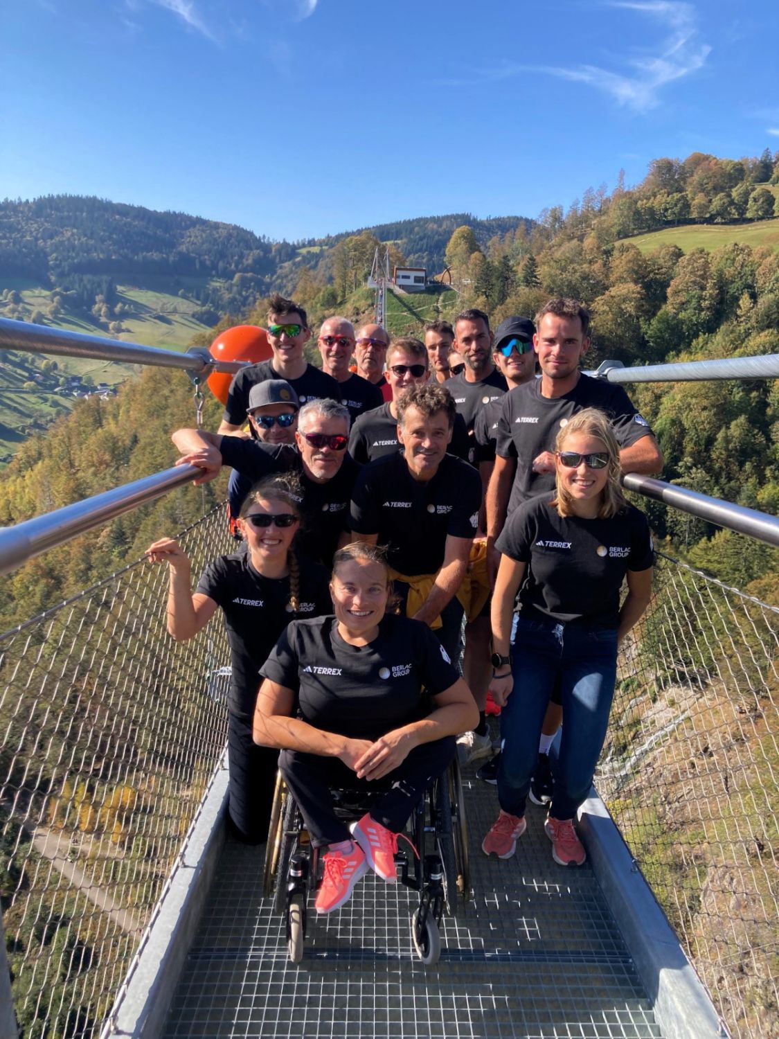 Mitglieder des Nordic Paraski Teams auf der Blackforestline Hängebrücke